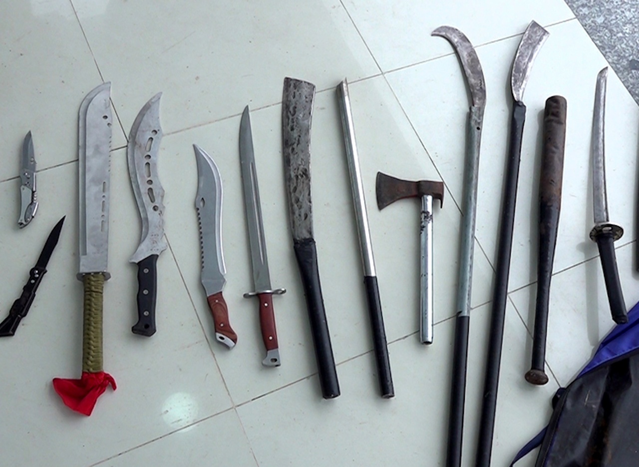 Ngan chan 6 nguoi chuan bi hung khi di hon chien hinh anh