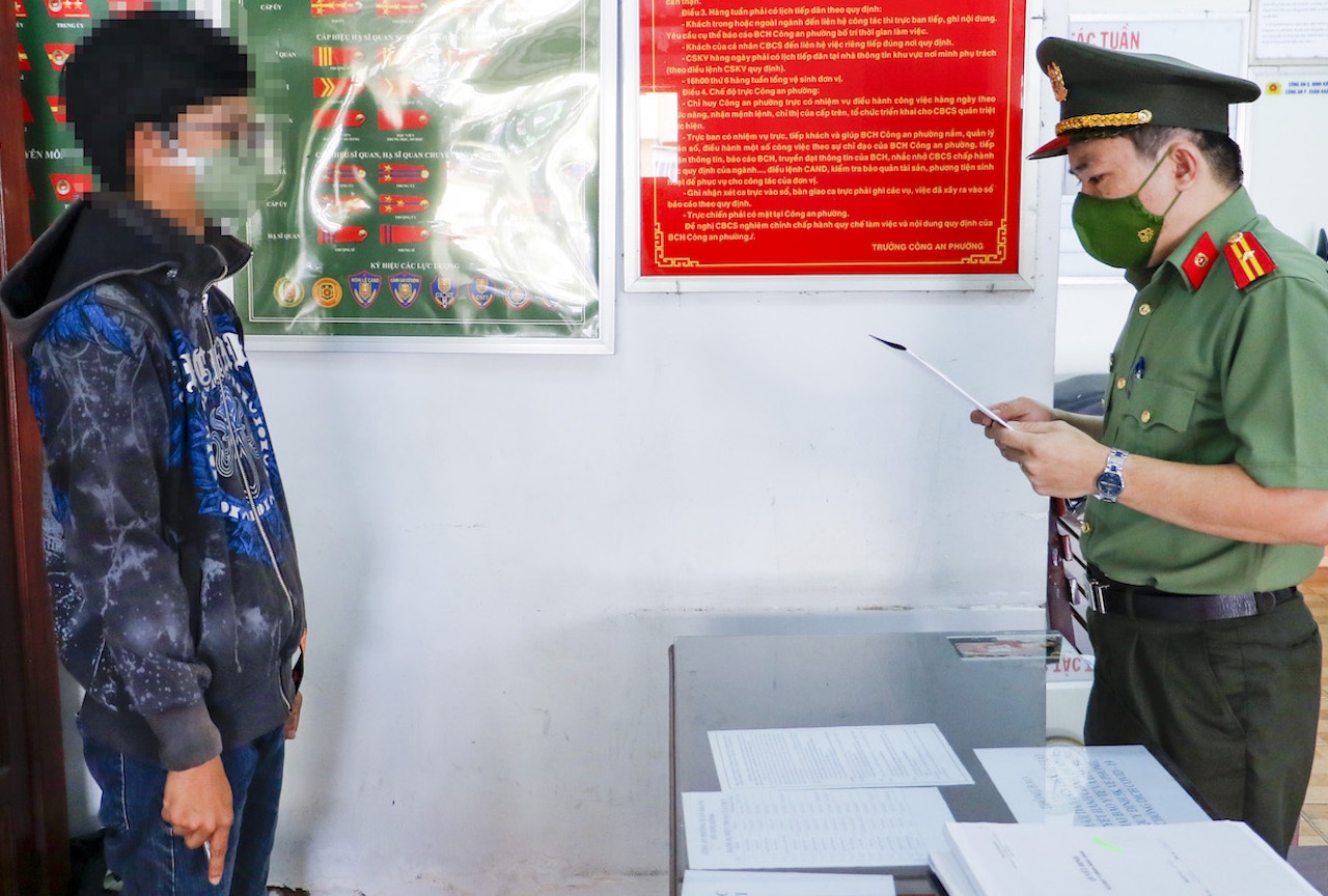 Nam thanh niên vu khống ‘xã,  phường lấy tiền xử phạt bỏ két sắt' ảnh 1 Nam thanh nien vu khong ‘xa,  phuong lay tien xu phat bo ket sat' anh 1