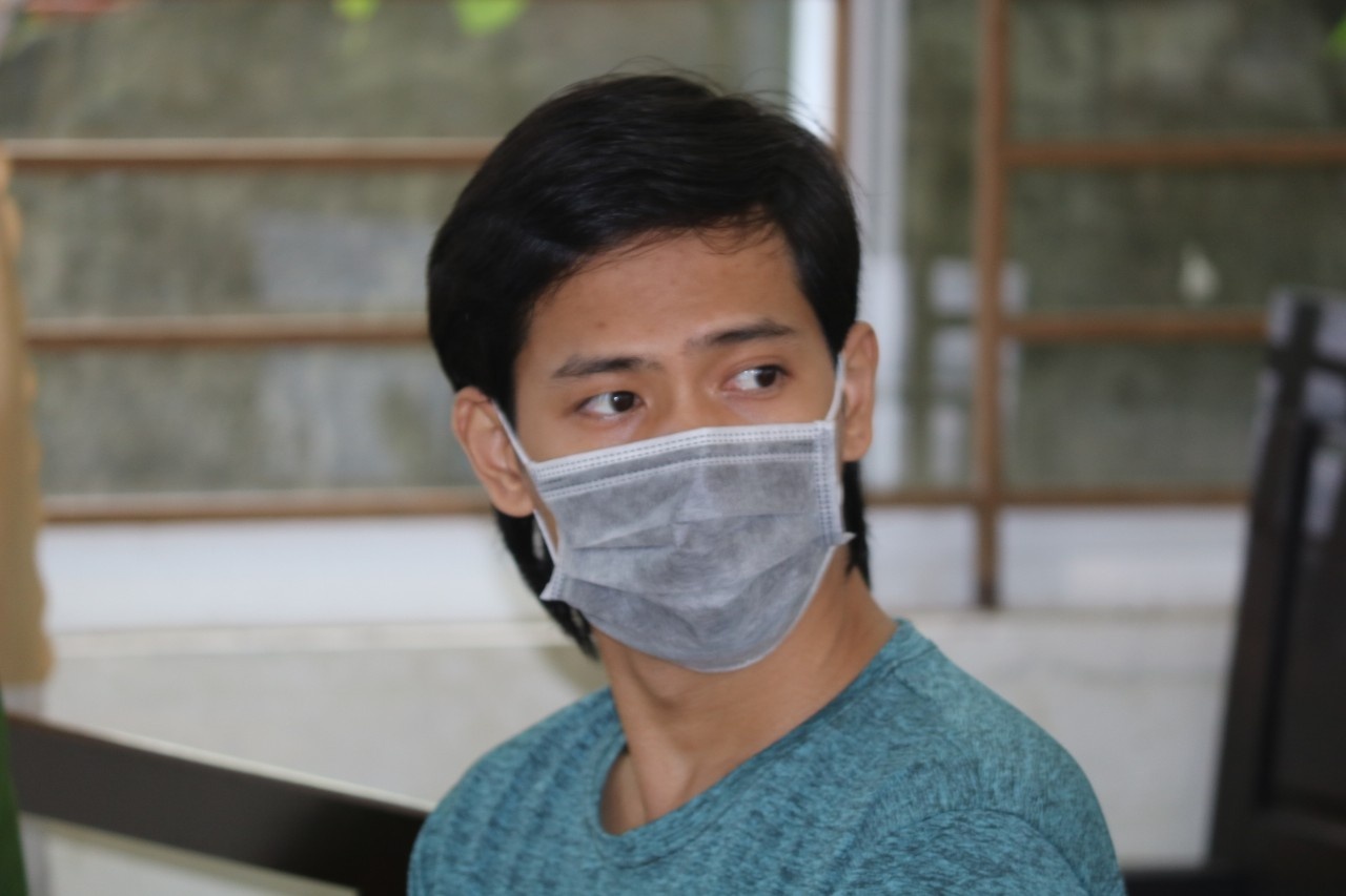Lĩnh án tù sau khi trèo rào phong tỏa để thăm bạn gái ảnh 1 Linh an tu sau khi treo rao phong toa de tham ban gai anh 1
