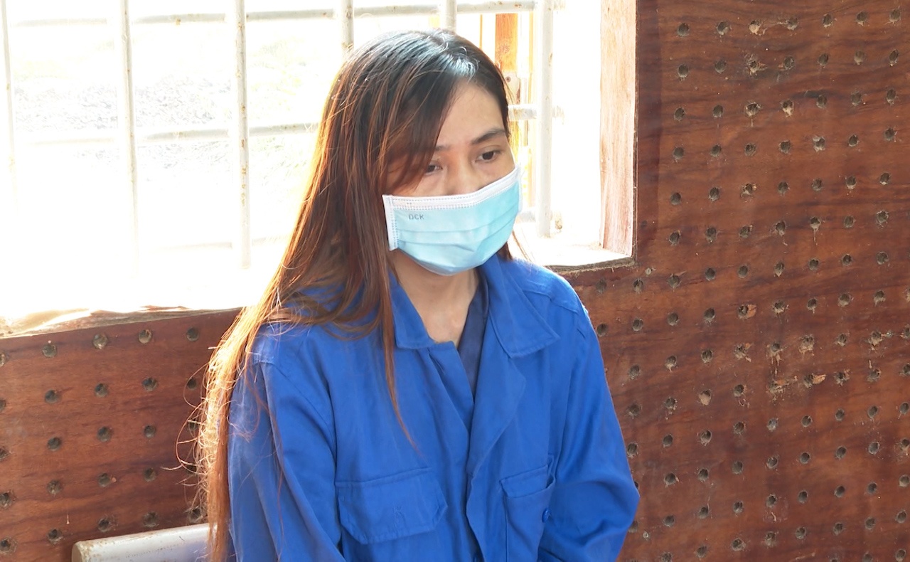 Nguoi phu nu ghen tuong, tat xang dot nguoi tinh hinh anh