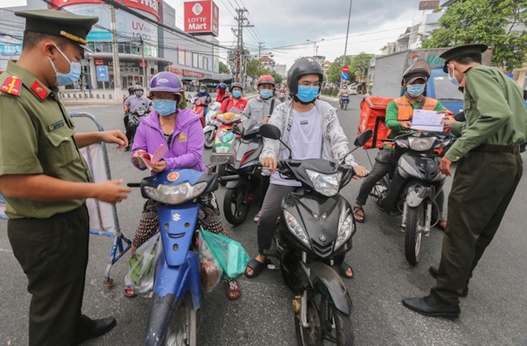 Nhieu tinh, thanh mien Tay noi long gian cach hinh anh