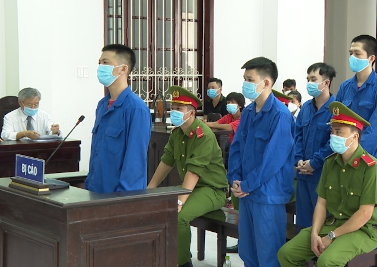 7 thanh nien ngoi tu vi hua theo ban giet nguoi hinh anh