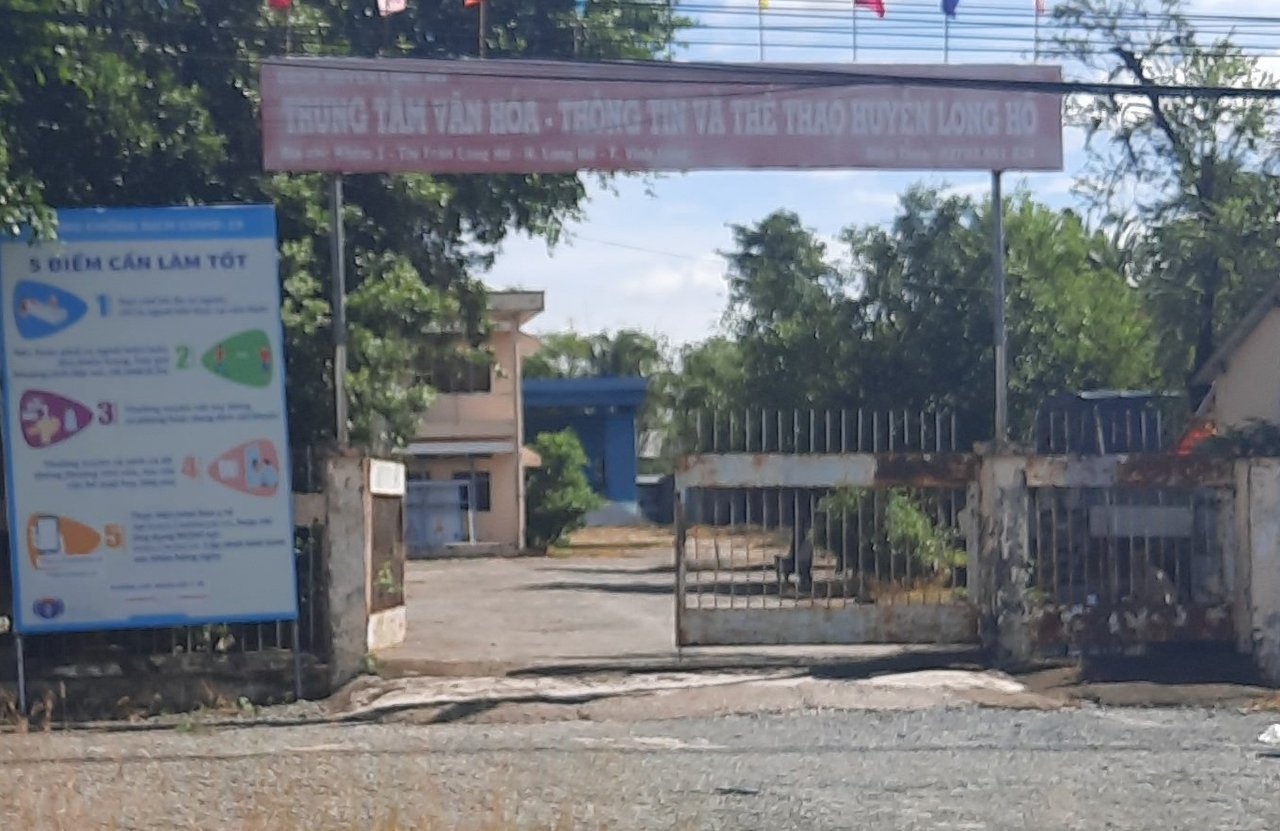 Hai pho giam doc trung tam van hoa o Vinh Long bi thu hoi tien ho tro hinh anh