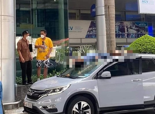 Nguoi dan ong nhay lau ngay truoc mat vo con o san bay Da Nang hinh anh