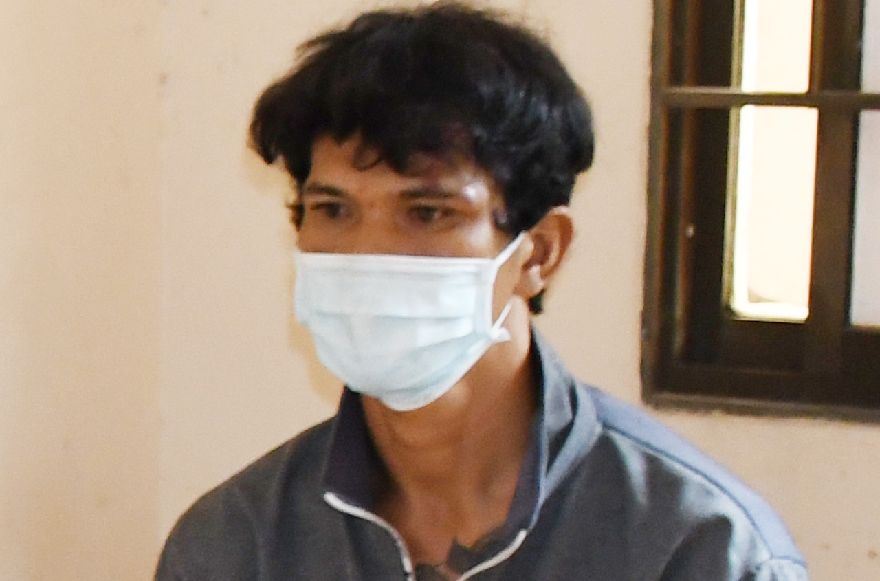 Khoi to 3 bi can chong nguoi thi hanh cong vu o chot kiem dich hinh anh