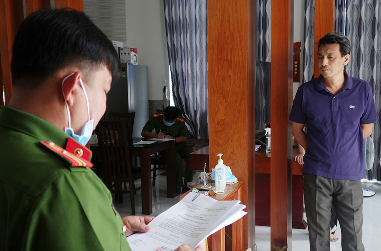 Bắt tạm giam cán bộ hải quan ở An Giang ảnh 1 Bat tam giam can bo hai quan o An Giang anh 1