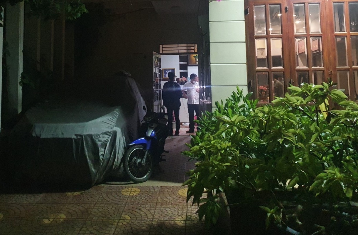 Hai vo chong bi ke cuop dam tai nha hinh anh