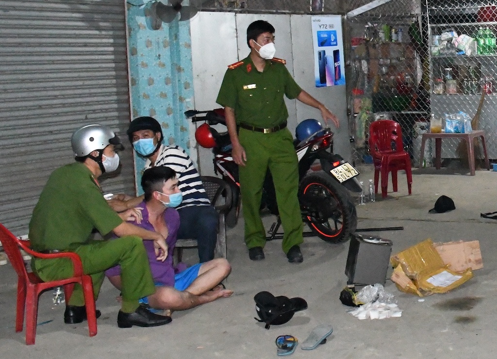 Hai thanh nien giau ma tuy trong thung loa hinh anh