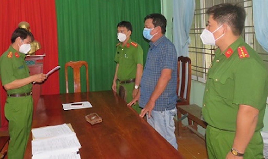 ‘Co lua’ lam gia 28 hop dong, chiem doat hon 4,5 ty hinh anh