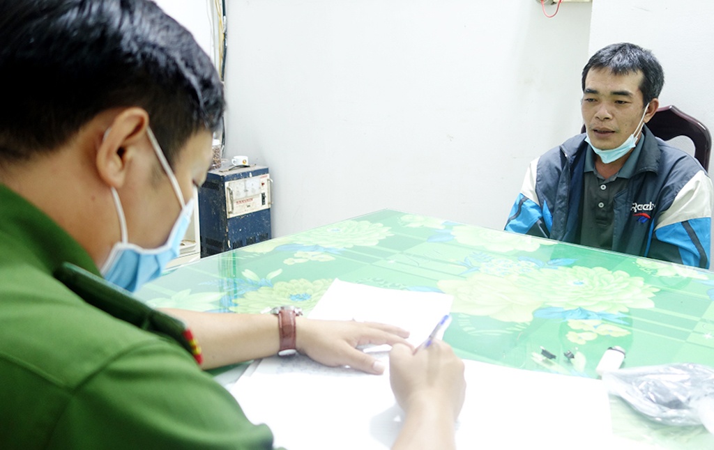 Bat thu pham dua be gai 12 tuoi len nui roi sat hai anh 2