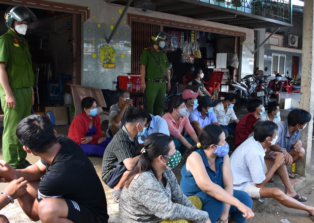 Canh sat bat 25 nguoi tu tap da ga trong luc F0 tang nhanh anh 1