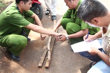 Nguoi dan ong bi dong nghiep chem dut ban tay hinh anh