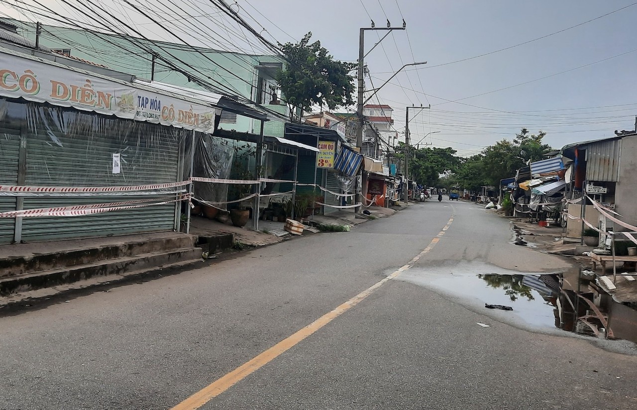 Vinh Long cach ly F1 tai nha,  nguoi dan khong ra duong sau 8h toi anh 1