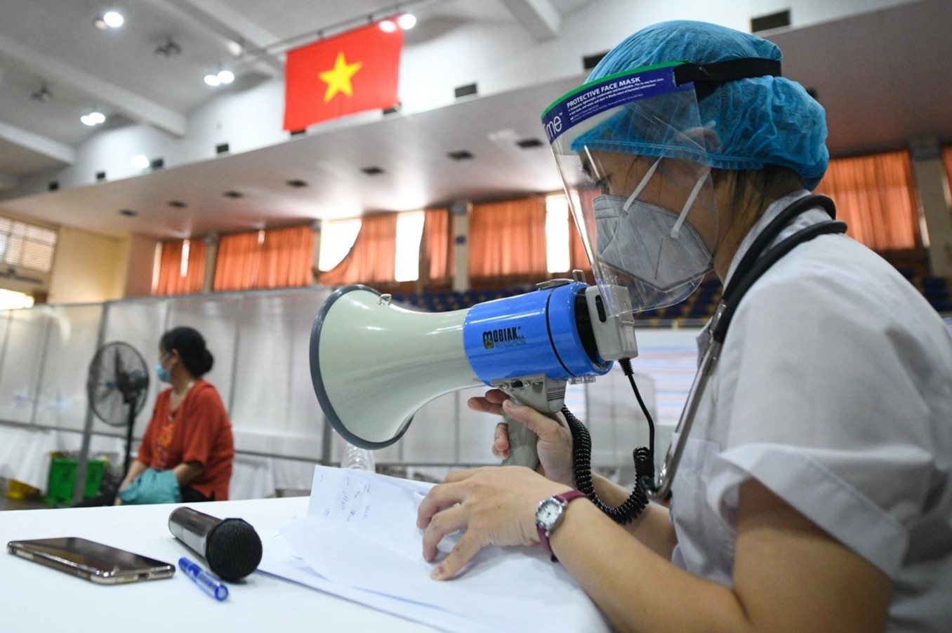 Can Tho de nghi nguoi chua tiem vaccine han che ra duong hinh anh