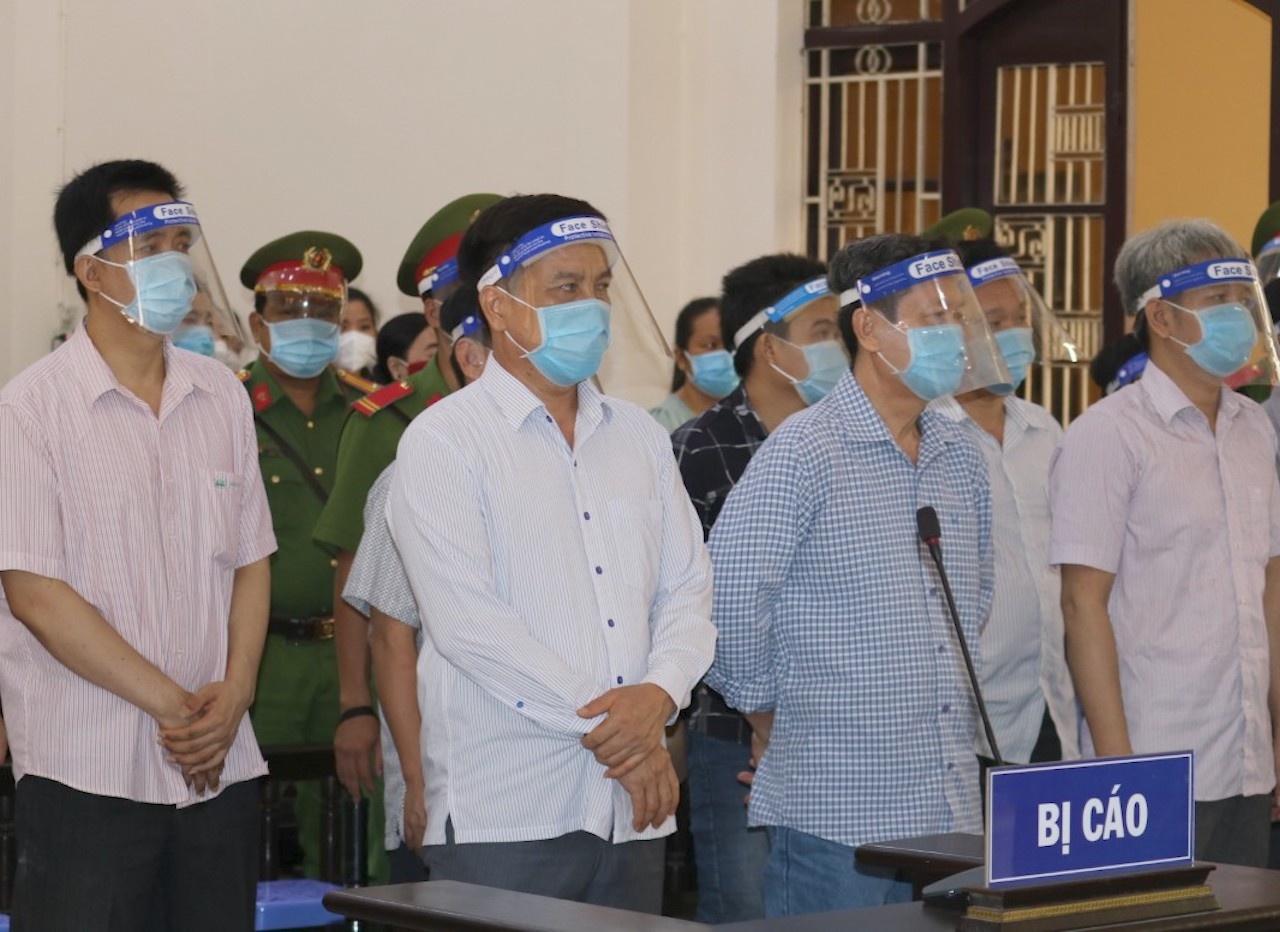 Luat su mac Covid-19, toa hoan xet xu cuu Chu tich TP Tra Vinh hinh anh