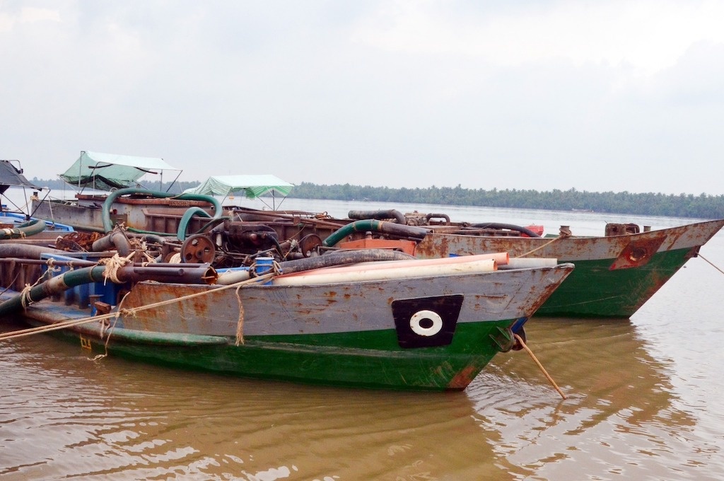 2 nguoi bi phat tien, buoc bom tra 1.700 m3 cat khai thac trai phep hinh anh