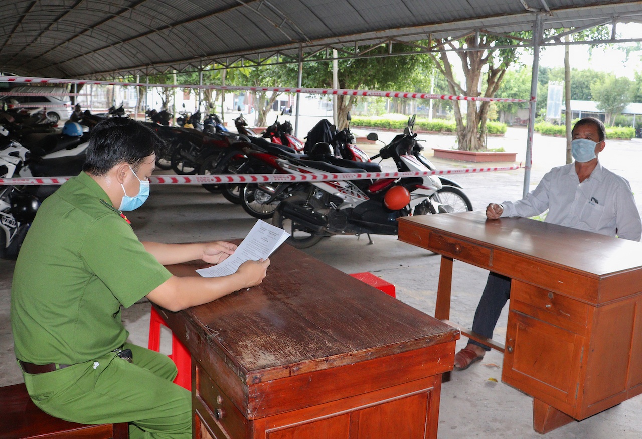 Hai người bị phạt hơn 400 triệu vì khai thác cát trái phép ảnh 1 Hai nguoi bi phat hon 400 trieu vi khai thac cat trai phep anh 1