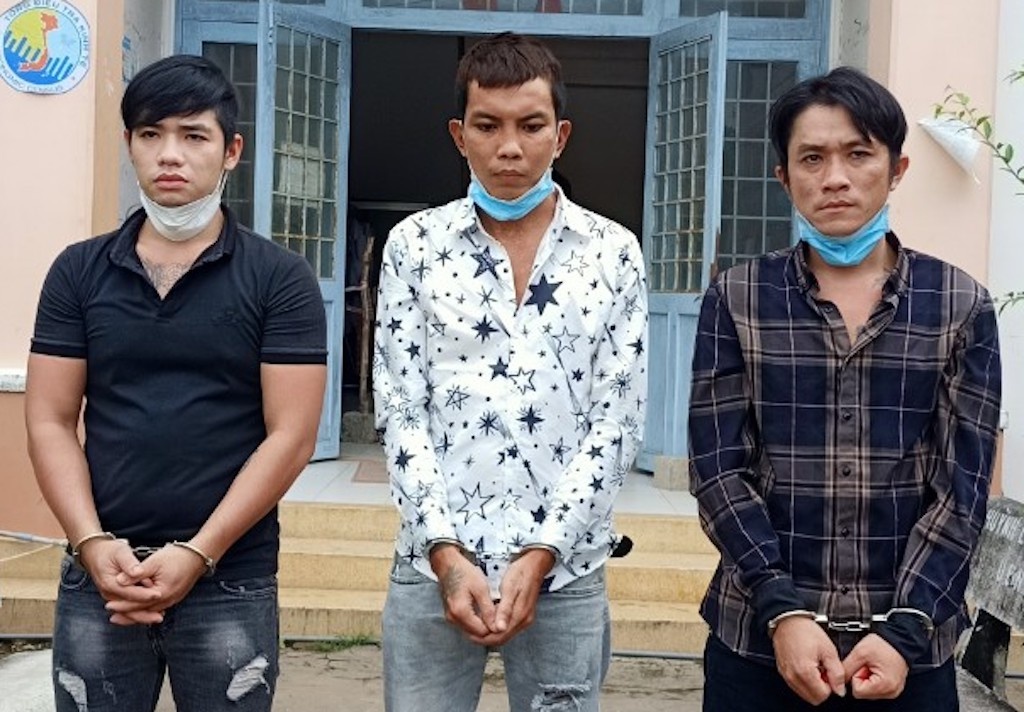 Bat giam nhom thanh nien chem nguoi gan dut lia ban tay anh 2