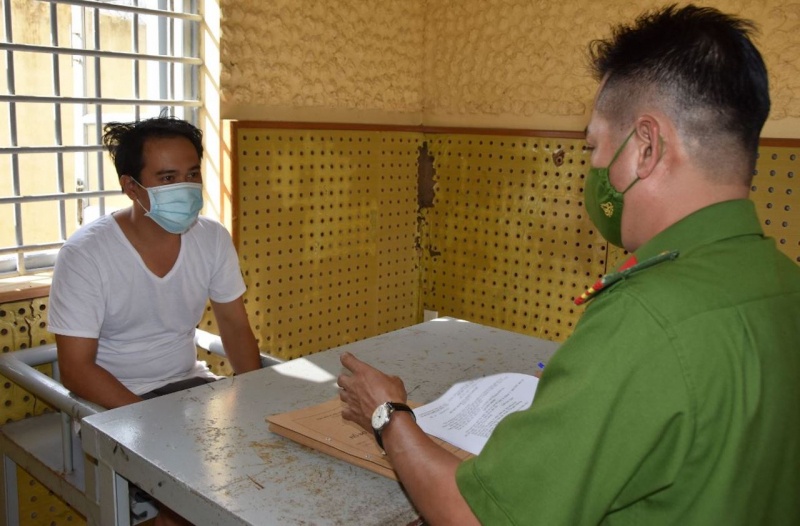 Khoi to bi can chem dut lia ban tay dong nghiep anh 1