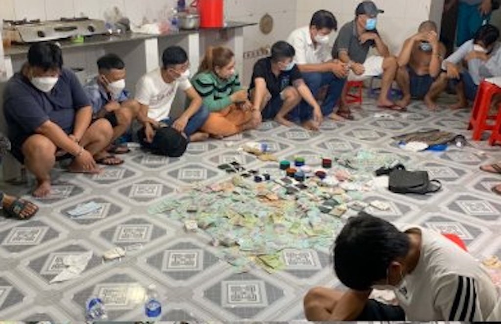 Nhieu nguoi vut bo tien khi canh sat dot kich soi bac hinh anh