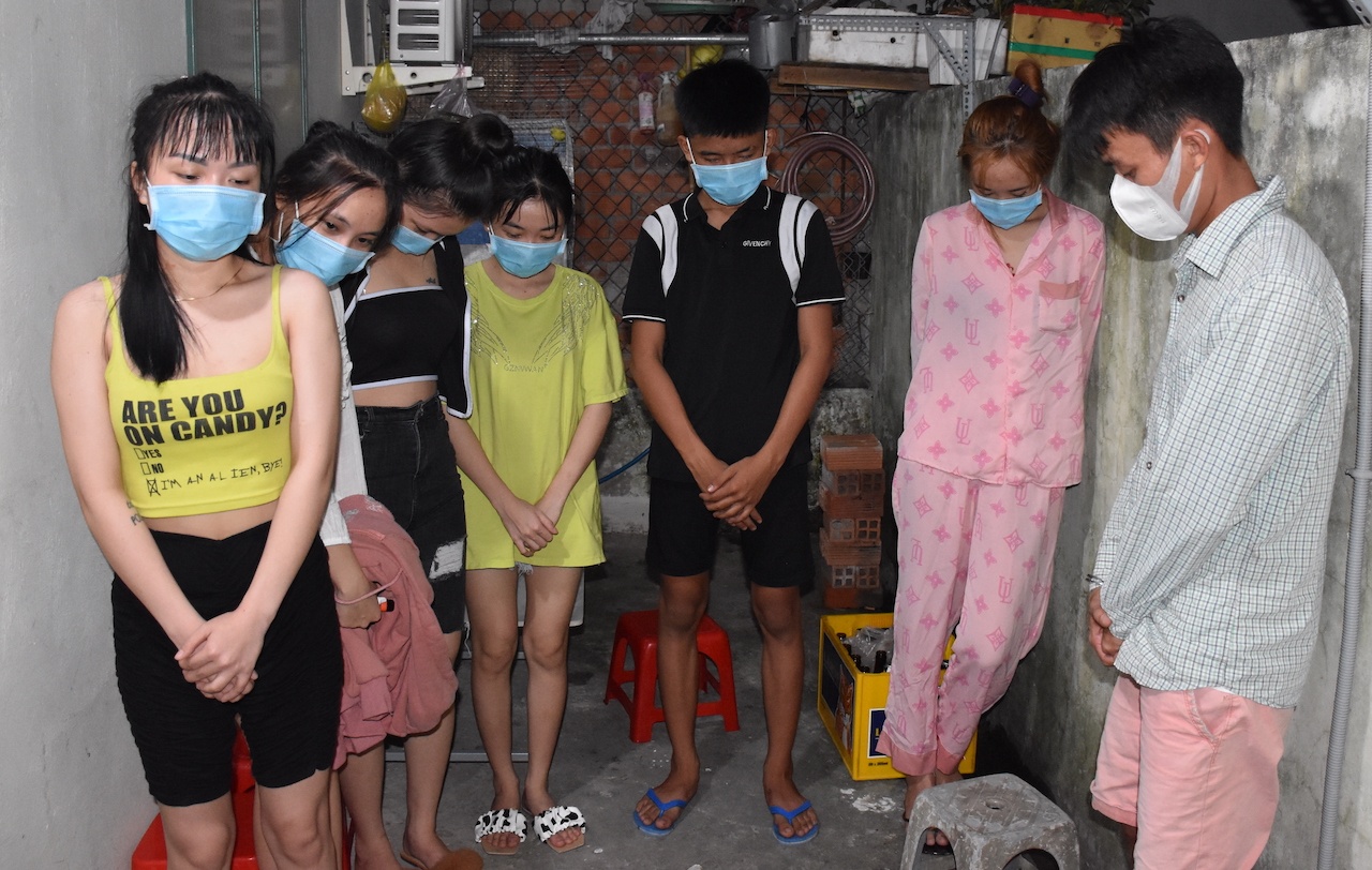 Nhom thanh nien bay lac cung F0 hinh anh