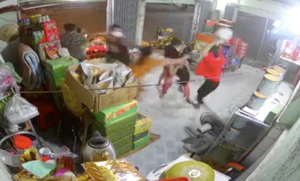 Nữ chủ cửa hàng trái cây bị đánh đập dã man ảnh 1 Nu chu cua hang trai cay bi danh dap da man anh 1
