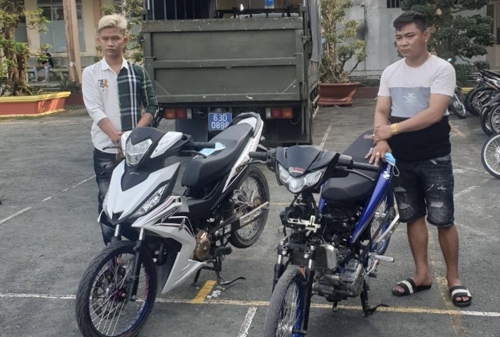 Dua trai phep tren quoc lo de quang cao cho lo 'do' xe hinh anh