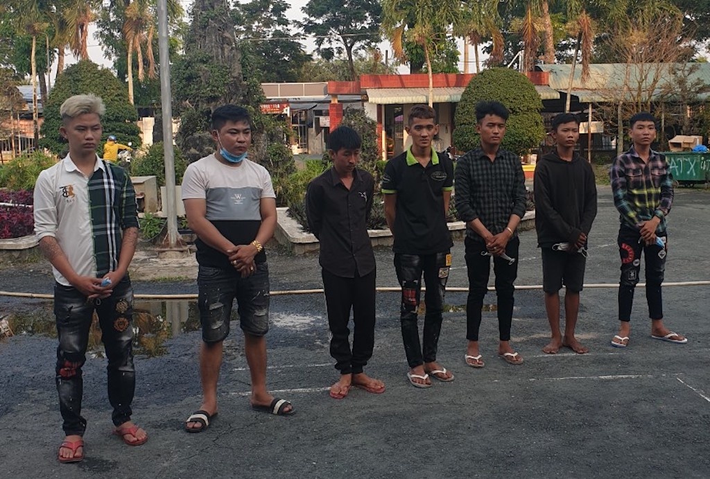 Nhom thanh nien chan quoc lo 1 de dua xe trai phep anh 1