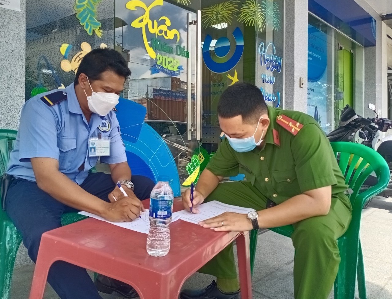 Bắt giữ nam thanh niên có dấu hiệu cướp ngân hàng ảnh 1 Bat giu nam thanh nien co dau hieu cuop ngan hang anh 1