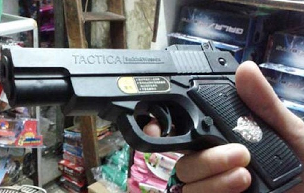 Mang sung nhua di cuop ngan hang hinh anh