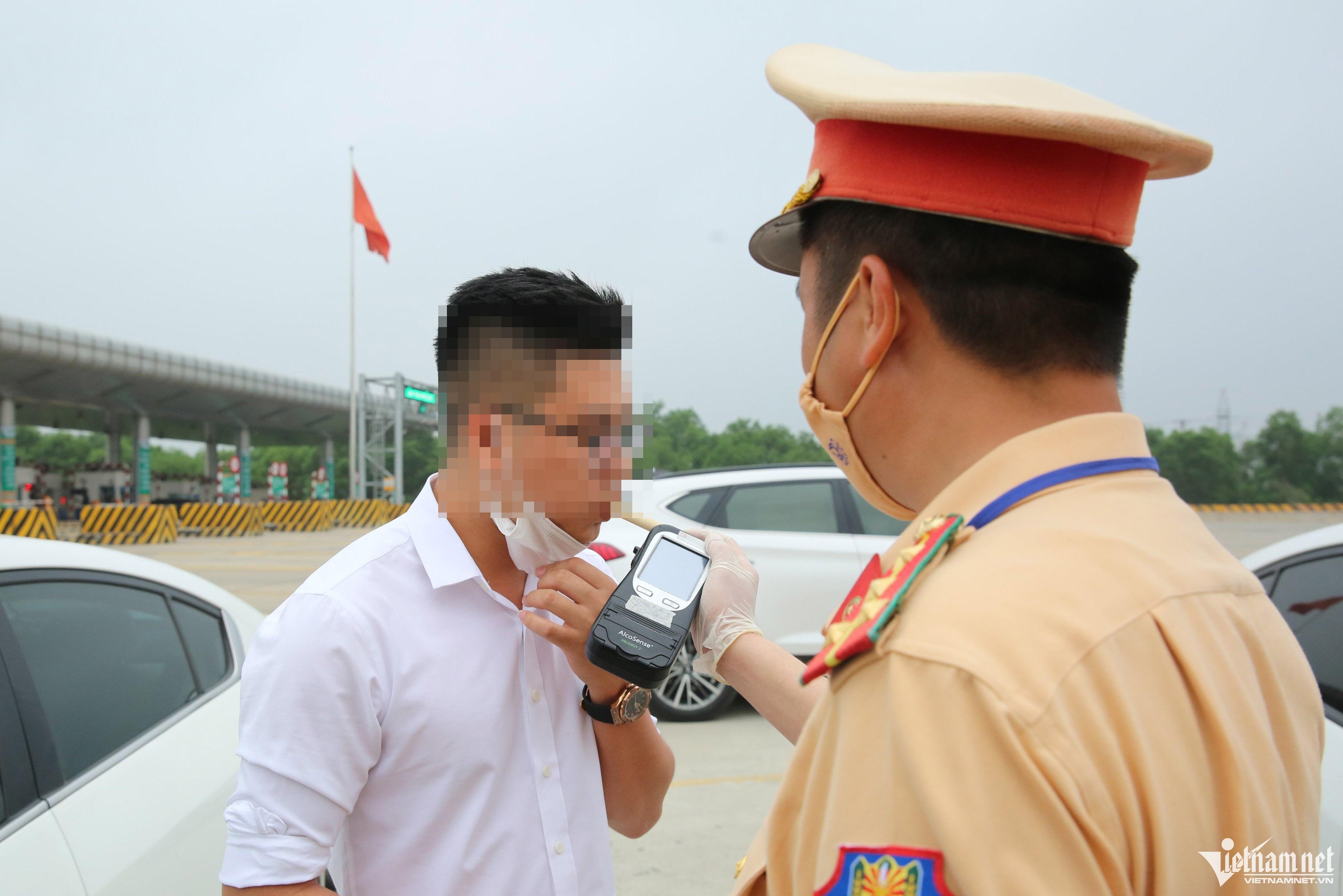 Uong ruou tu hom truoc van ‘dinh’ vi pham nong do con tren cao toc hinh anh