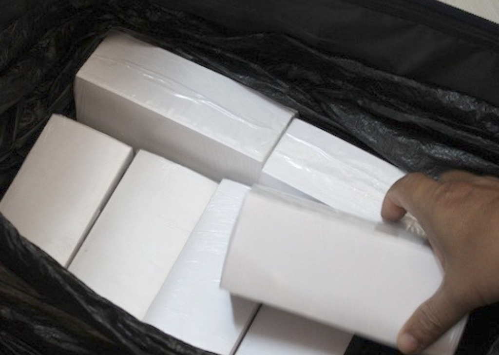 Bi lua hon 150 trieu dong vi 'goi qua tu nuoc ngoai' hinh anh