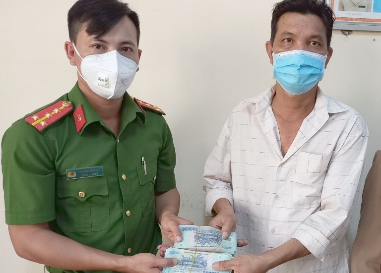 Tai xe xe om tra 102 trieu dong cho nguoi danh roi hinh anh