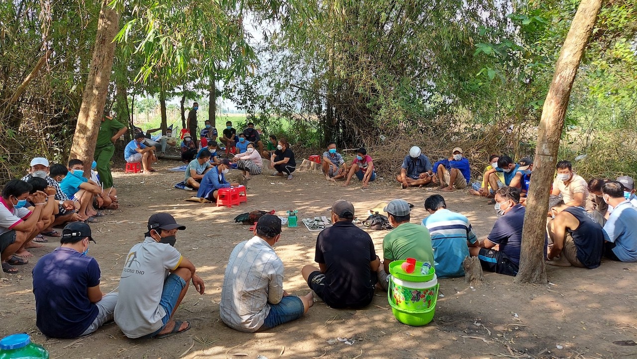 Soi bac o vung que,  nem tien bo chay,  canh sat bat giu 31 nguoi,  Canh sat hinh su,  Cong an Dong Thap anh 1