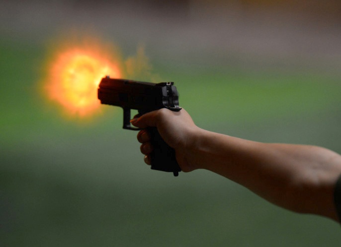 Khoi to hai thanh nien trong vu no sung gay chet nguoi hinh anh