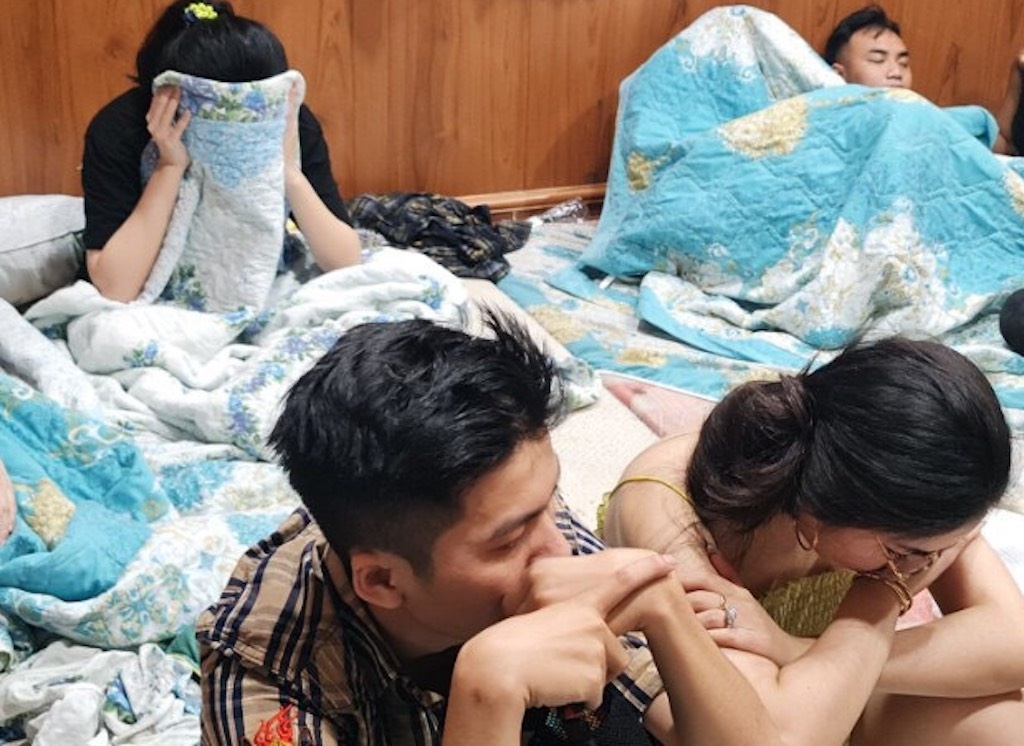 20 nguoi duong tinh ma tuy trong khach san hinh anh