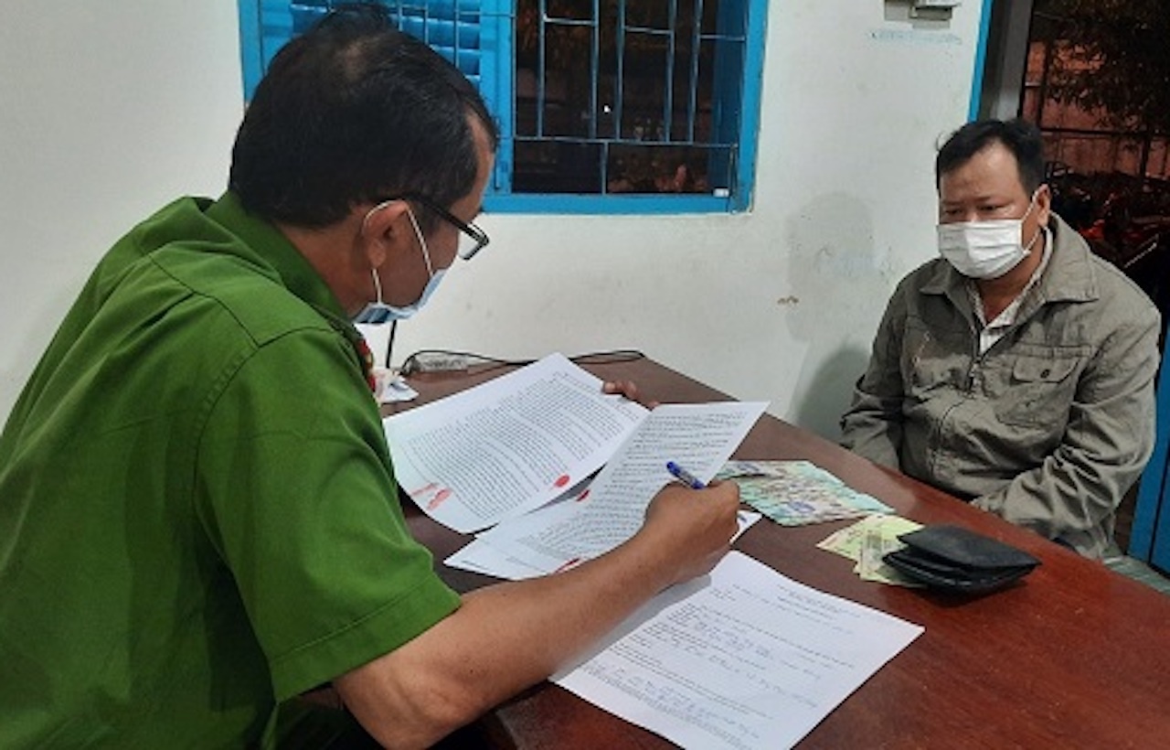 Muon tien de thuc hien nhiem vu, canh sat hinh su rom bi bat hinh anh