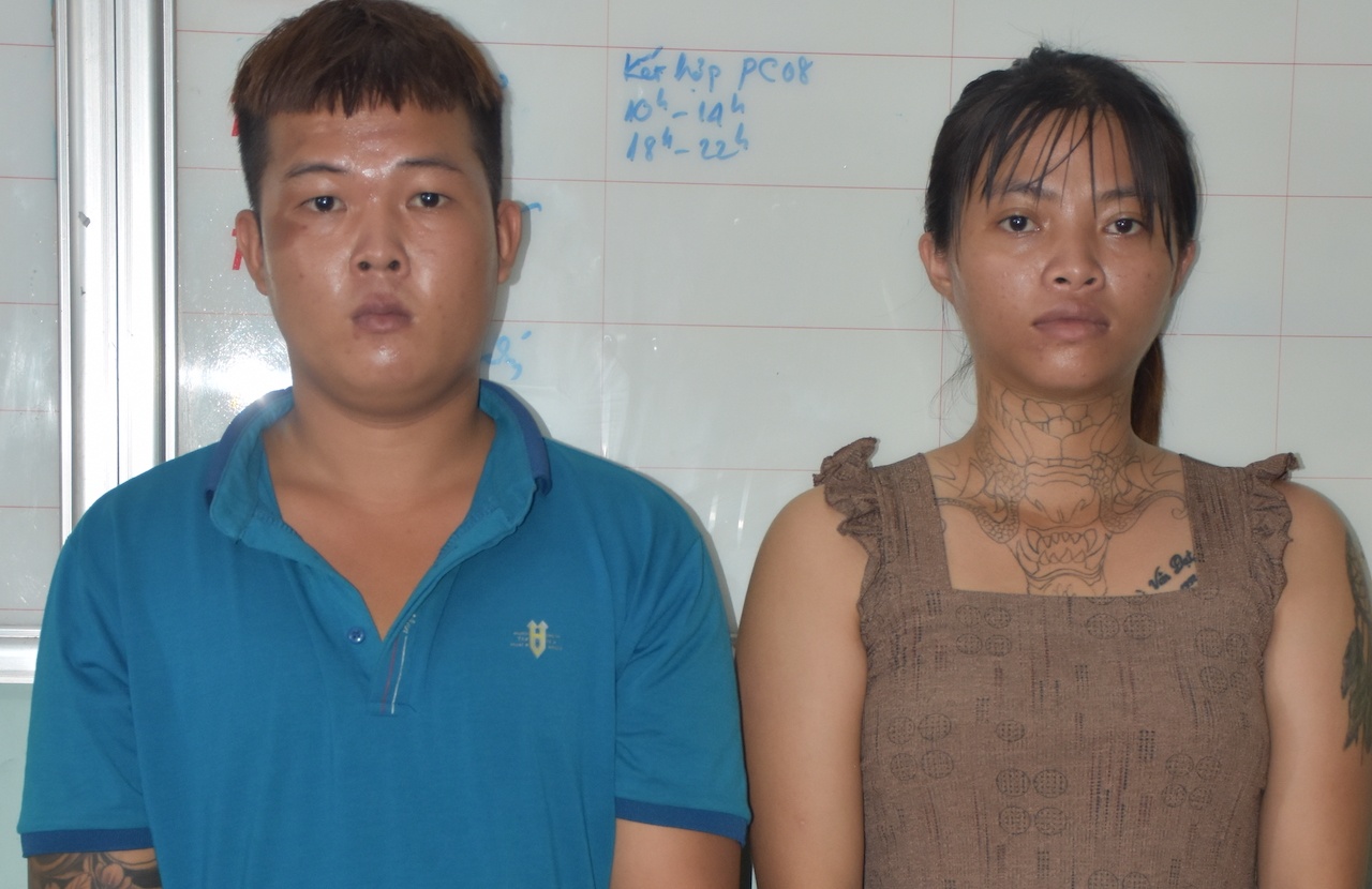 Co gai dan canh cuop tai san cua ban trai quen qua mang hinh anh
