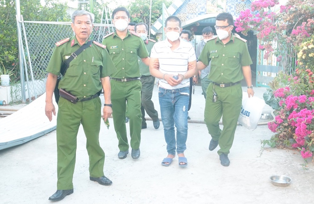 Nguyen Thai Hoa,  cho vay nang lai,  su dung vu khi trai phep,  hon chien o Tra Vinh,  canh sat bat giu anh 1