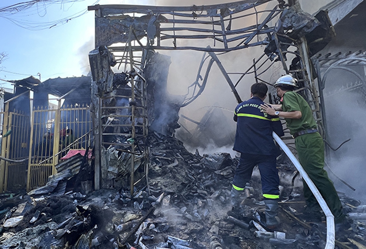 Chay o An Giang, 2 can nha bi thieu rui hinh anh