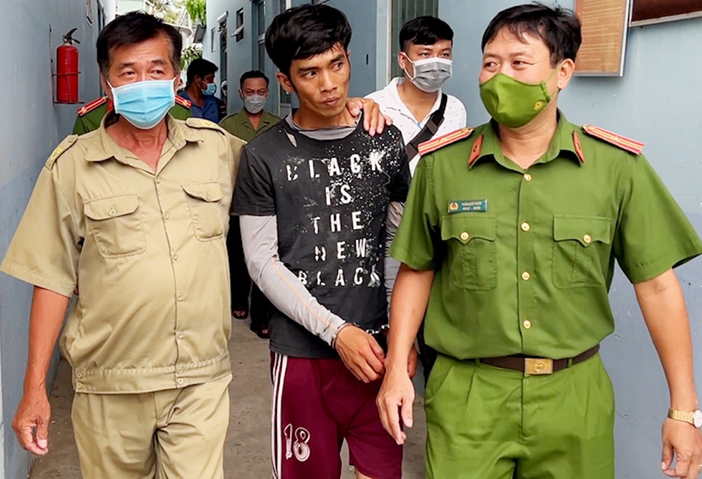 Nguoi phu nu bi chong sat hai trong nha ve sinh hinh anh