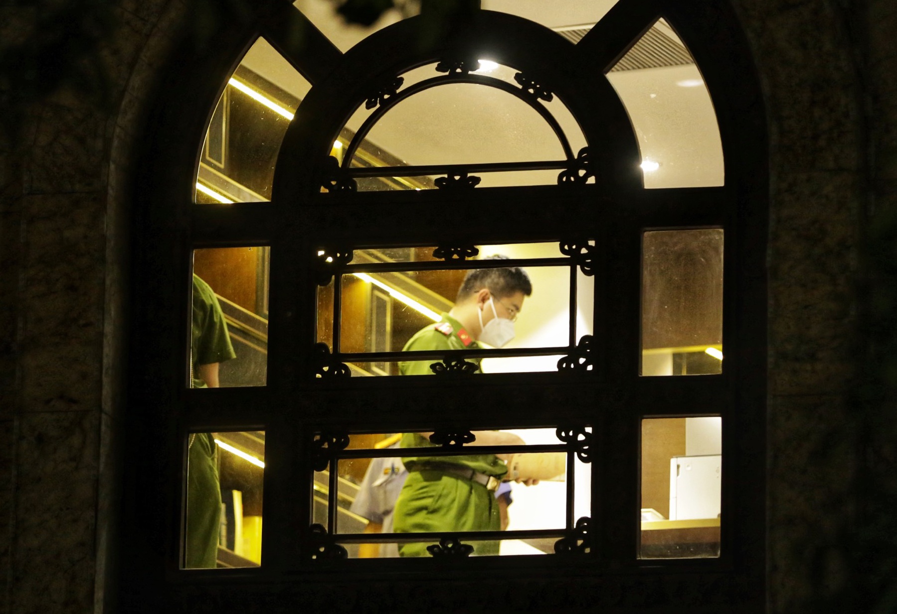 Canh sat roi tru so Tan Hoang Minh luc rang sang hinh anh