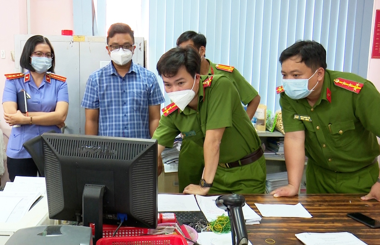 Hai can bo Agribank tham o anh 2