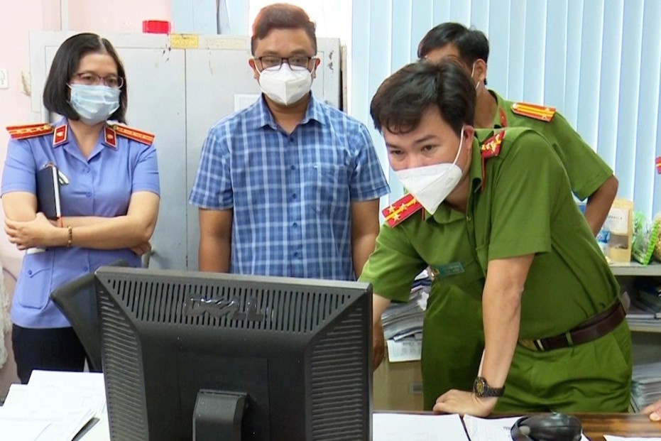 Hai can bo Agribank tham o tien ty hinh anh