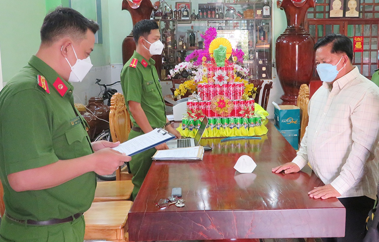 Bat tam giam cuu truong phong CSGT Cong an tinh An Giang hinh anh