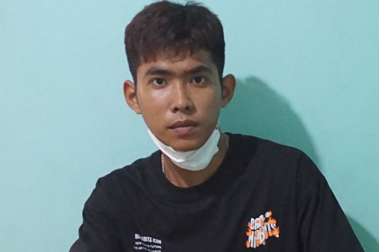 Nam thanh nien ru thieu nu vao quan tra sua de dam o hinh anh
