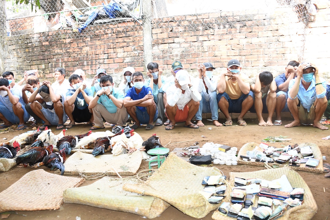 Hon 40 nguoi ben trong soi bac co nhieu lop cua hinh anh