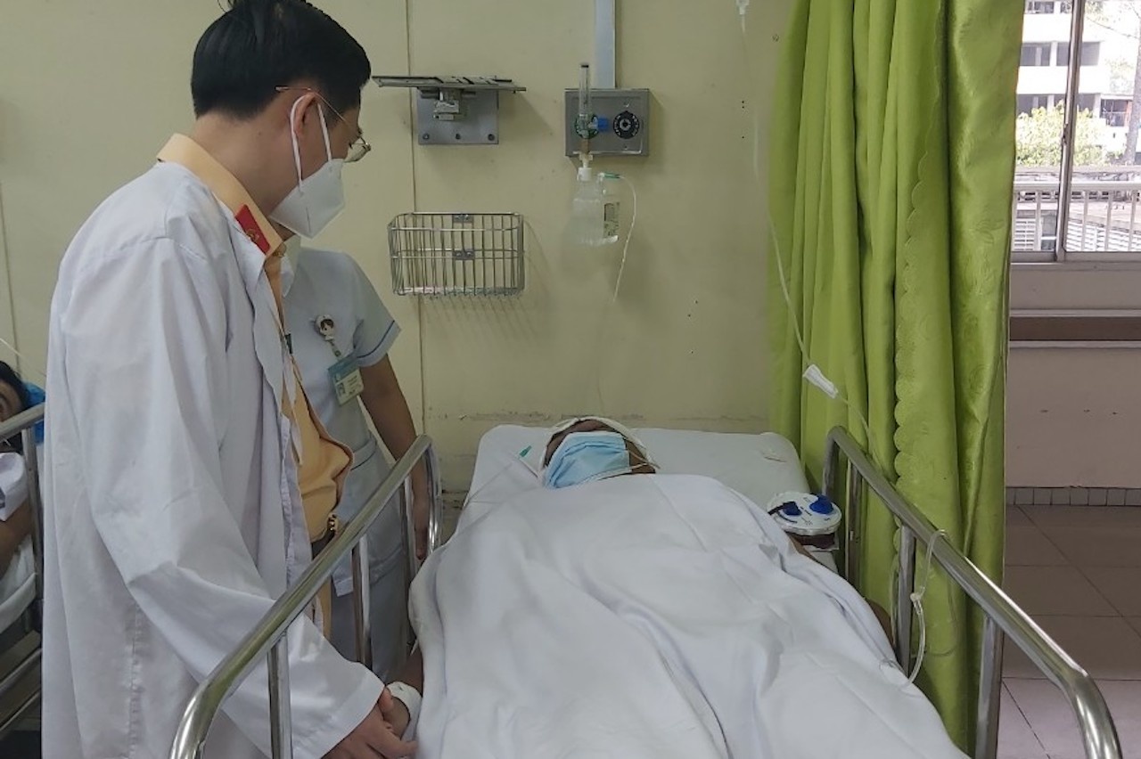 Nguoi di sai lan duong lao xe vao thieu ta canh sat hinh anh