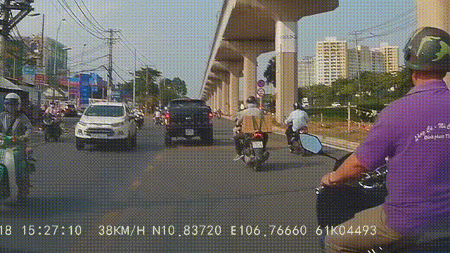 Tai xe xe may nga song soai khi va cham oto o TP.HCM hinh anh