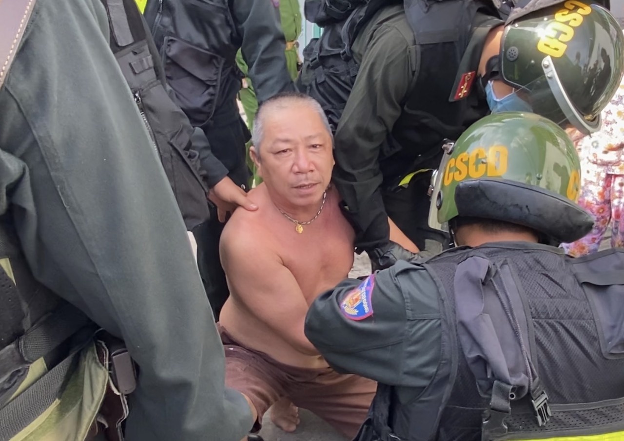 Canh sat khong che ke co thu trong phong voi 3 chai axit hinh anh